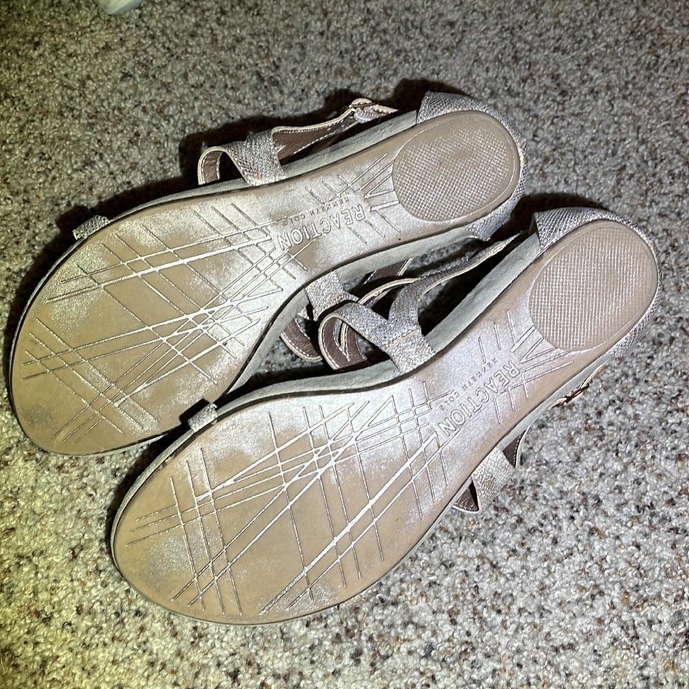 Reaction Kenneth Cole Sandals size 9 Strappy Gladiator Tan and Gold Tone - Picture 7 of 16